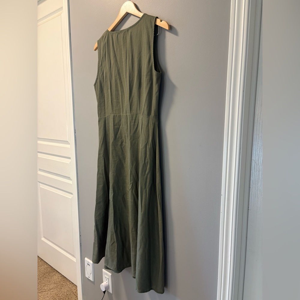 Elegant Olive Green Wrap Midi Dress with Button Detailing size Medium - Picture 9 of 9